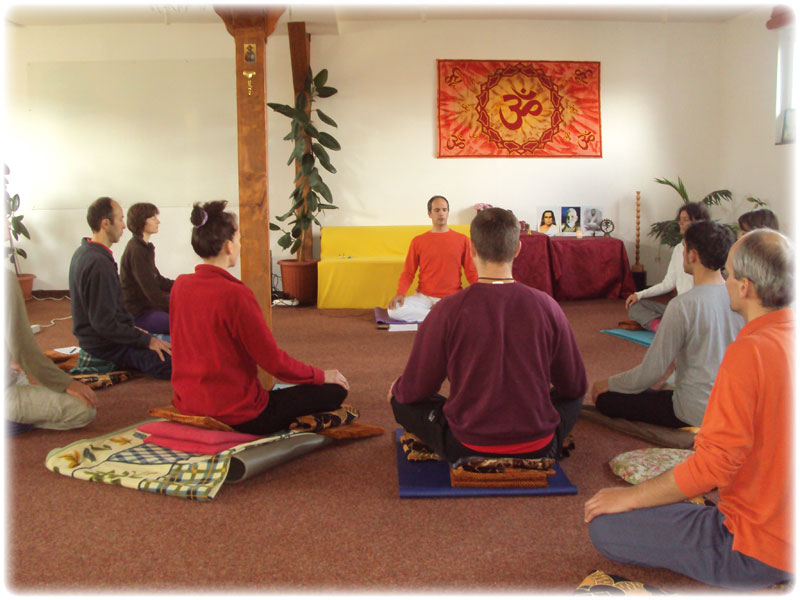 Cum se desfășoară un curs de yoga